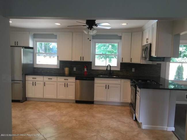 Building Photo - 40 Sandburg Dr