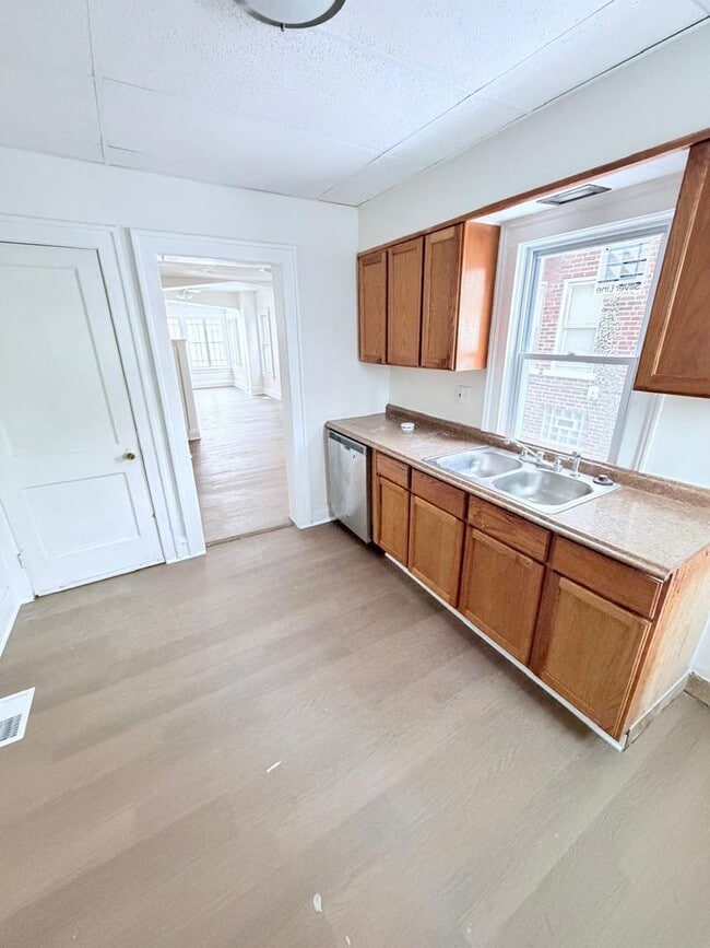 Building Photo - 3242-3242 Sycamore Rd