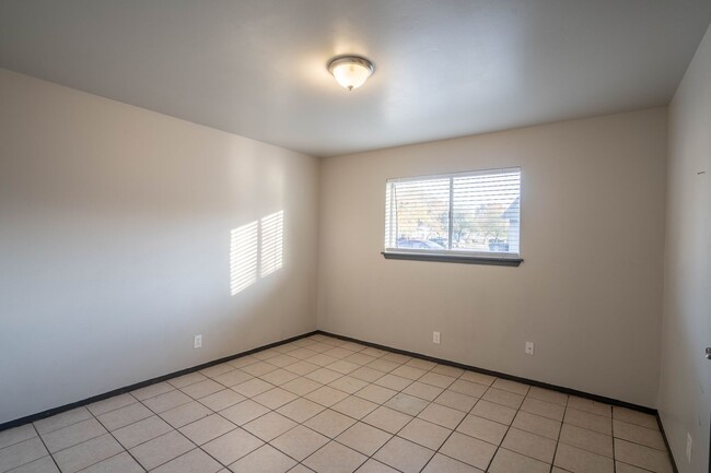 Building Photo - 1072 N Irvington Ave