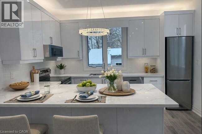 Building Photo - 114 Warren Ave