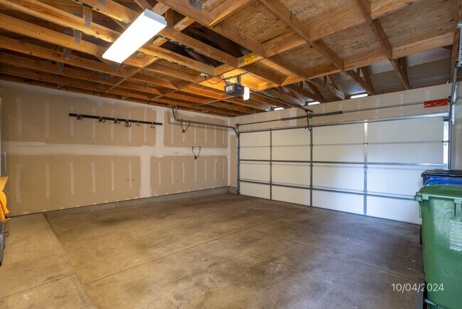 Building Photo - 30 SOLAR PANELS|CENTRAL AC|BACKYARD SPACE|...
