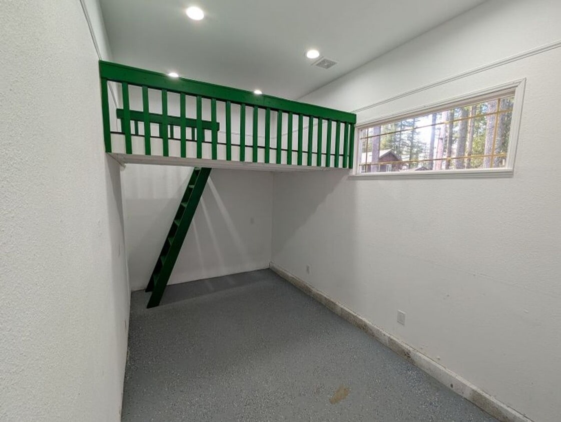 Building Photo - Charming Gold Bar rambler with breath taking views