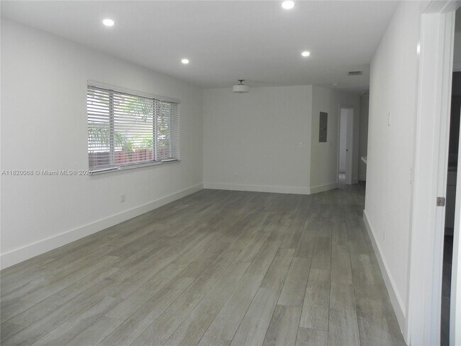 Foto del edificio - 861 NE 70th St