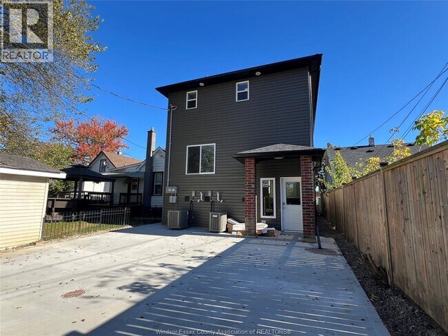 Photo du bâtiment - 917 McKay Ave