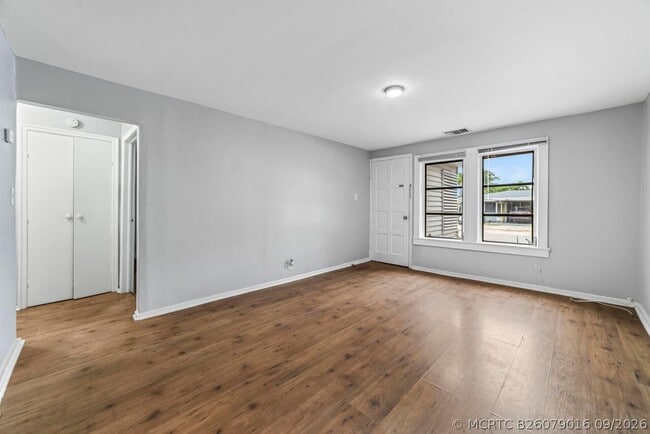 Foto del edificio - 645 NE 38th St