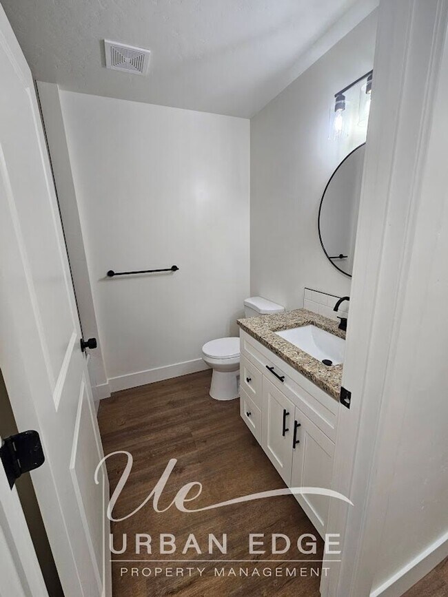 Foto del edificio - 3 bed 2.5 bath townhome!- Lease Until 2/28/2027