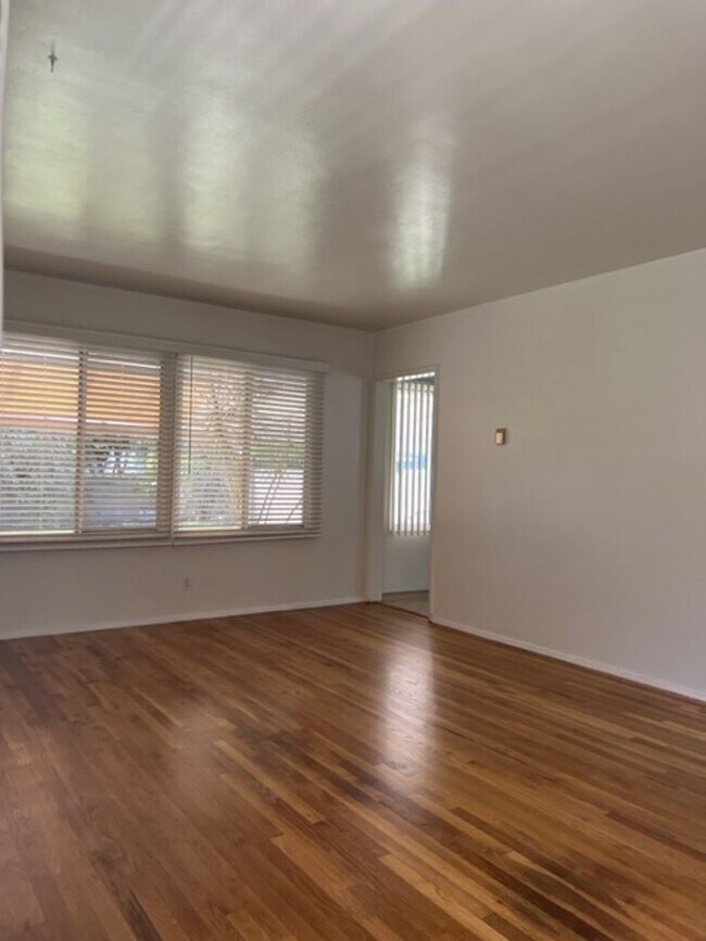 Foto del edificio - 2 Bedroom, 1 Bath Home with large yard in Lakewood