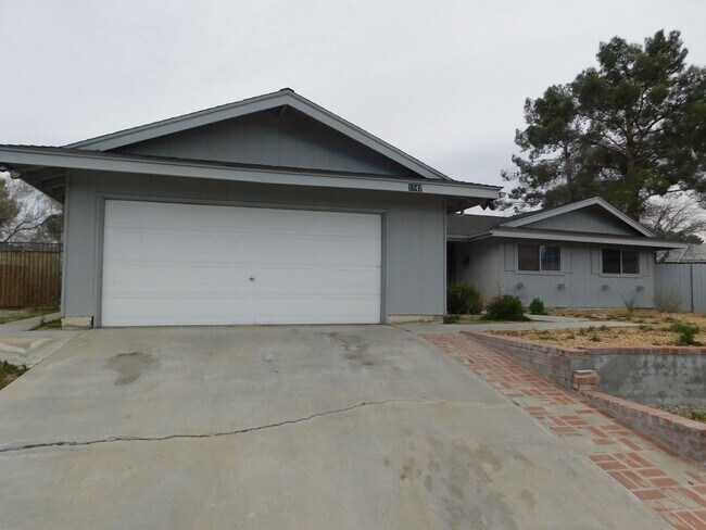 Building Photo - Open floor plan with huge yard