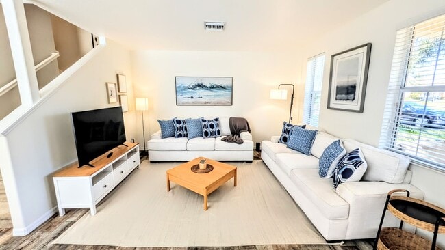 Building Photo - Seasonal/short term/annual  3/3 spacious townhouse with water view off University PKWY