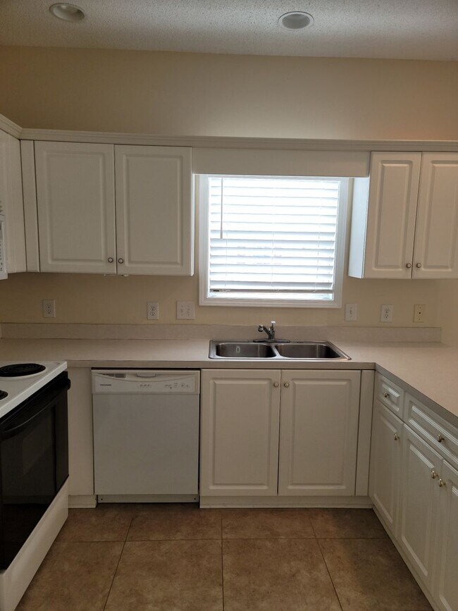 Building Photo - Fairway Oaks