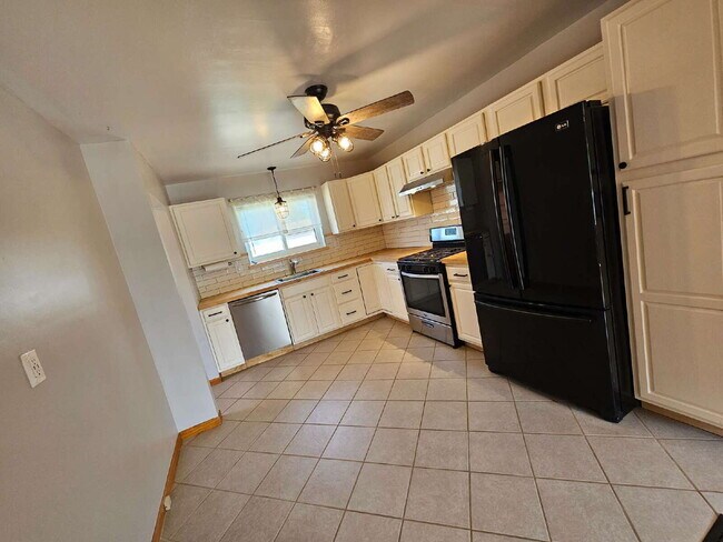 Foto del edificio - Newly Renovated 3-Bedroom, 1.5 Bathroom Brick Ranch w/ Hardwood Flooring in Living Room, Basement...