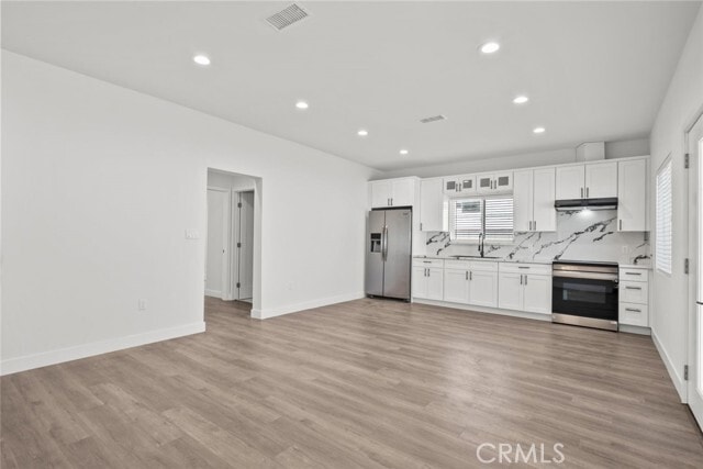 Foto del edificio - 8443 Colbath Ave