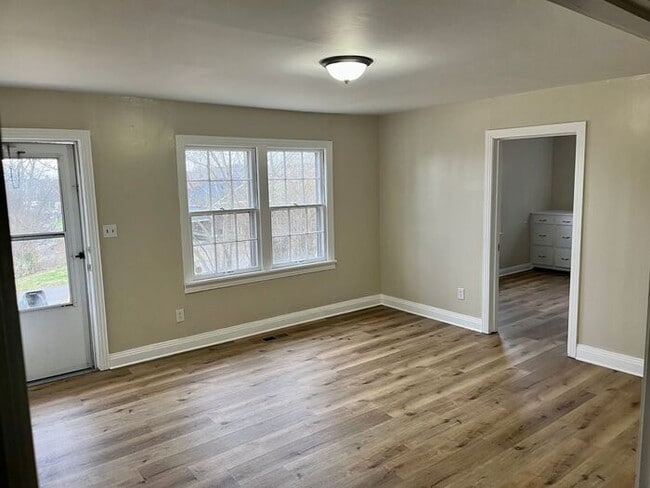 Building Photo - Beautiful 3 Bedroom Home w/yard!