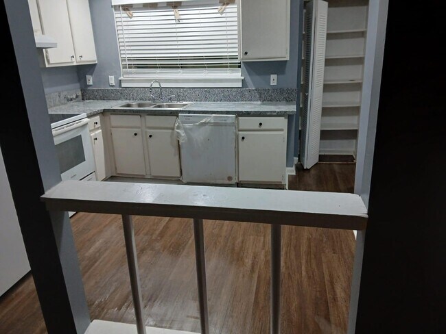 Building Photo - 3575 Oakvale Rd