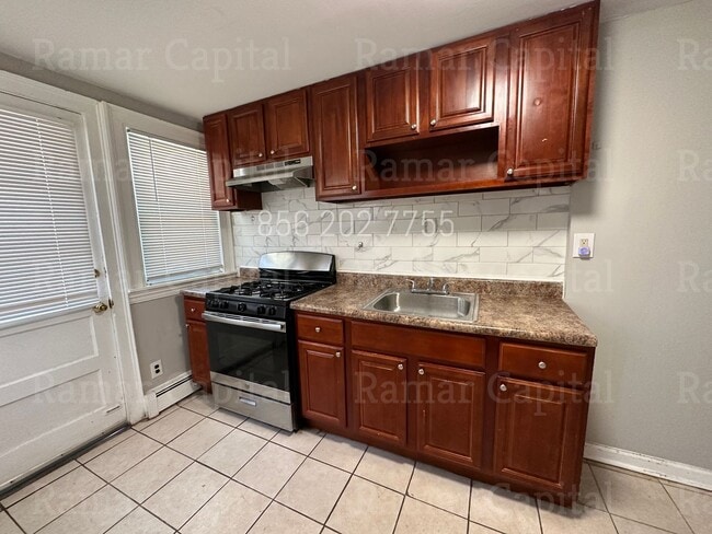 Building Photo - 3 Bedroom / 1 bath Row-house available NOW!!!