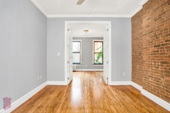 Foto del edificio - 722 Tenth Ave (49th & 50th), #2A