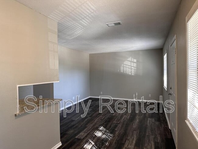 Building Photo - 403 Main St