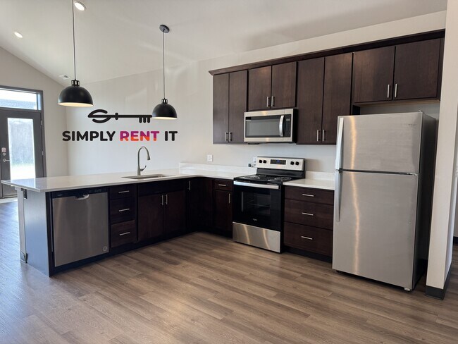 Foto del edificio - New 3 Bedroom, 3 Bathroom Sublease Brick Towne Ames Townhome