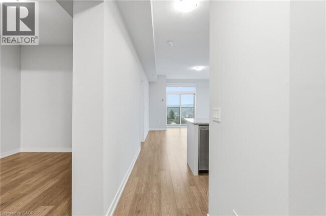 Building Photo - 870 Queenston Rd