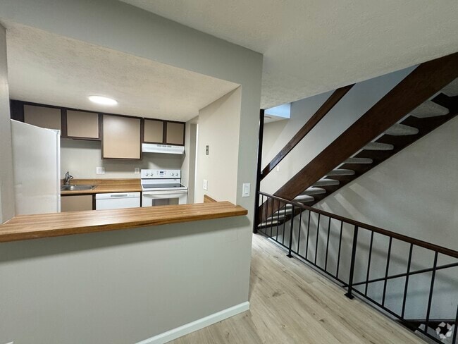 Building Photo - 2814 Stonehenge Dr