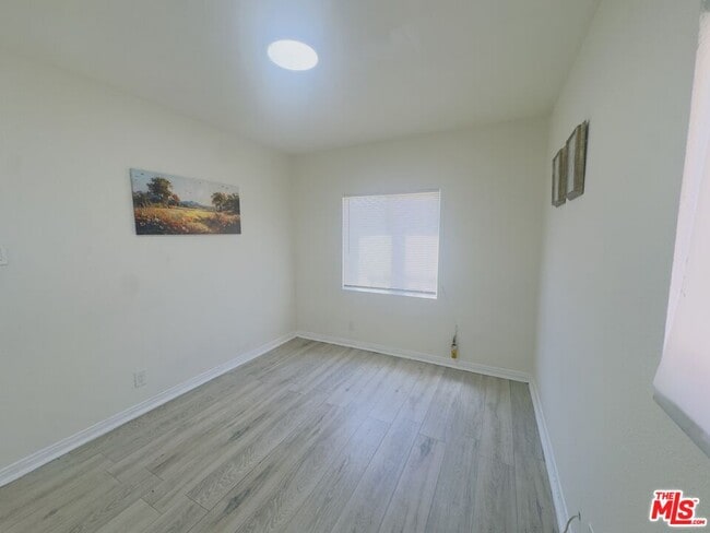 Building Photo - 636 W 81st St
