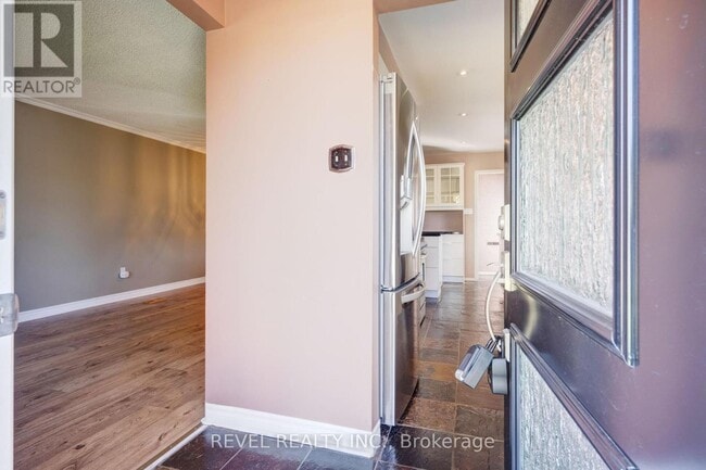 Building Photo - 44 Marblehead Crescent