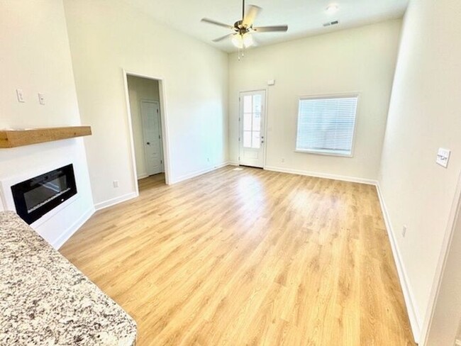 Building Photo - Move In Special! Half off June Rent with M...