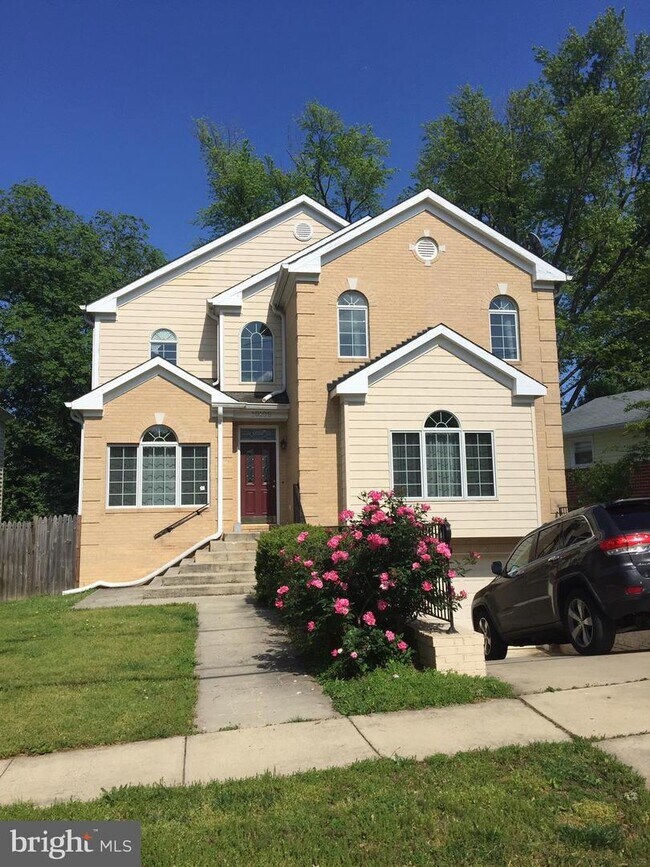 Building Photo - 10109 Dickens Ave