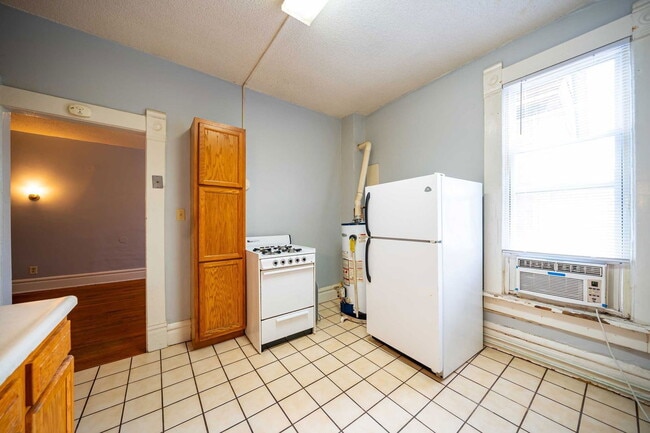 Building Photo - 250 1/2 W 5th Ave