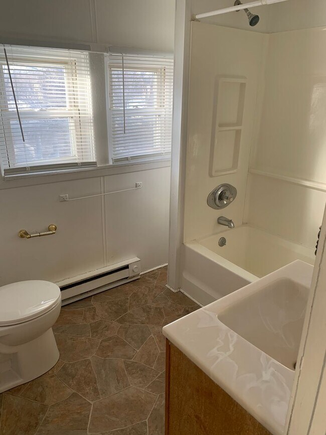 Building Photo - New paint/flooring 4 bedroom, 2.5 bathroom...