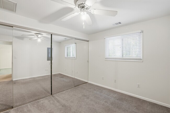 Foto del edificio - Prime Coastal Location Long Term Rental!