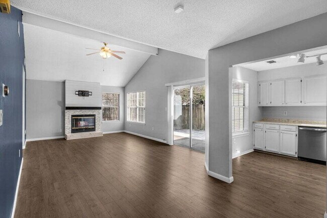 Foto del edificio - "Charming 3-Bed Home in Fort Walton Beach – Pet Friendly!"