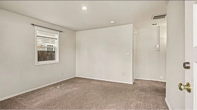 Building Photo - 316 32nd Ave E