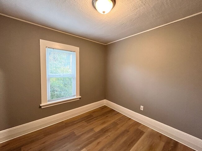 Building Photo - Adorable Sellwood 1 Bedroom with - Updated...