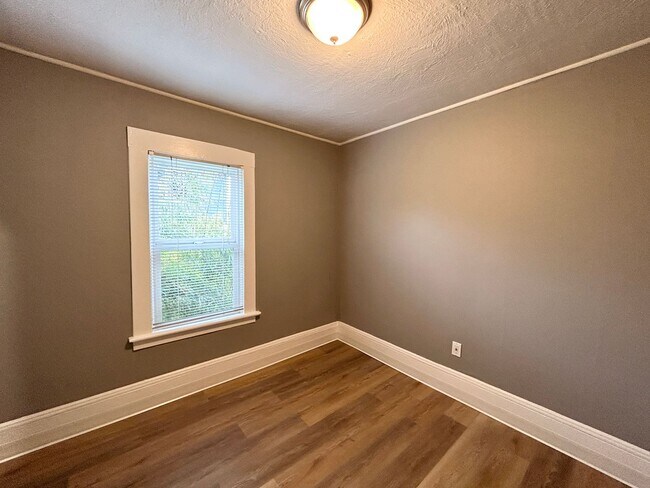 Building Photo - Price Reduced! Adorable Sellwood 1 Bedroom...