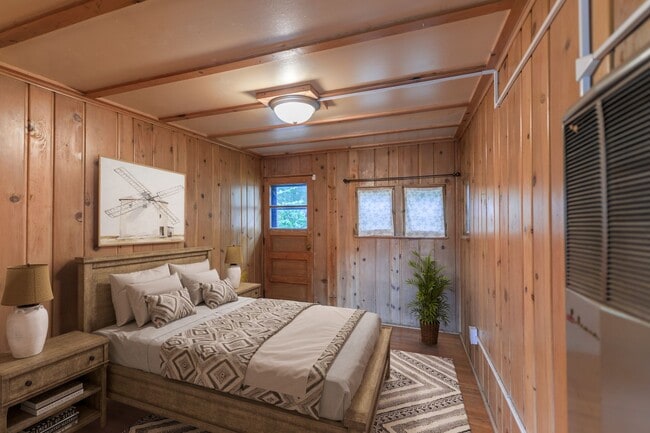 Building Photo - Adorable 2BR Carriage House Minutes from D...