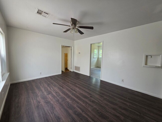 Building Photo - 3 Bed 1 Bath Home in Shawnee!