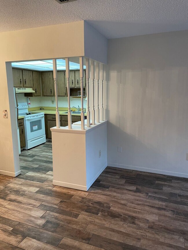 Building Photo - 2/2 Condo in Poppleton Creek