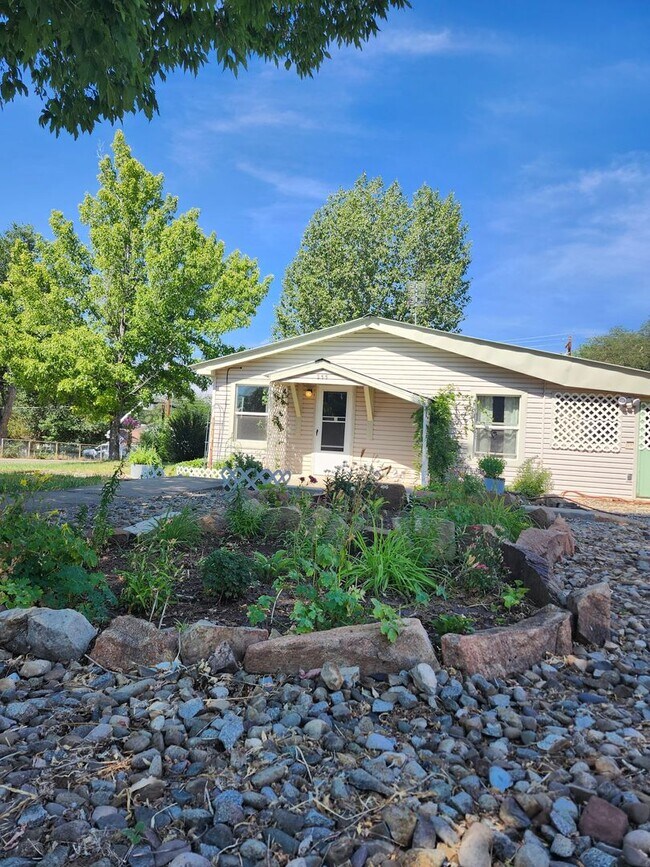 Building Photo - Cozy 2 bedroom cottage