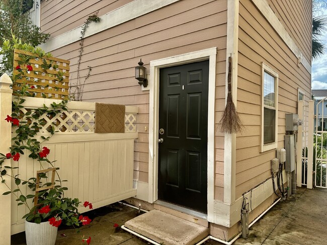 Building Photo - Studio Apartment in Downtown Bluffton Vill...