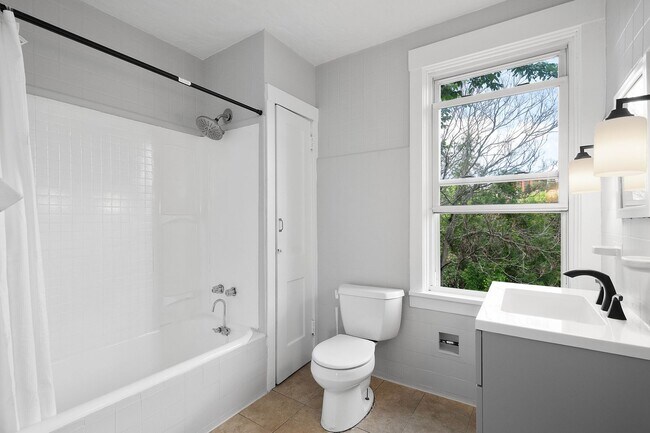 Photo - Stunning 3 bedroom home in Pittsburgh avai...