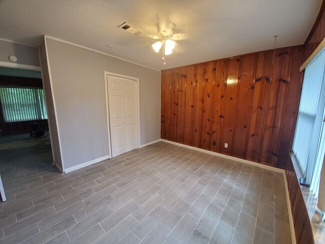 Building Photo - Amazing 4 Bedroom home with large yard!