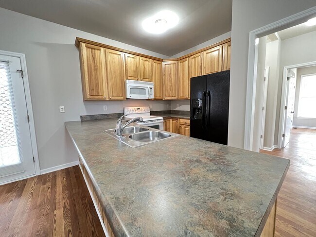 Foto del edificio - 121 Quail Springs Ct