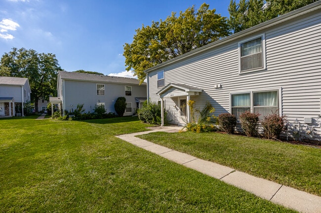 Building Photo - 1370 N Glen Cir