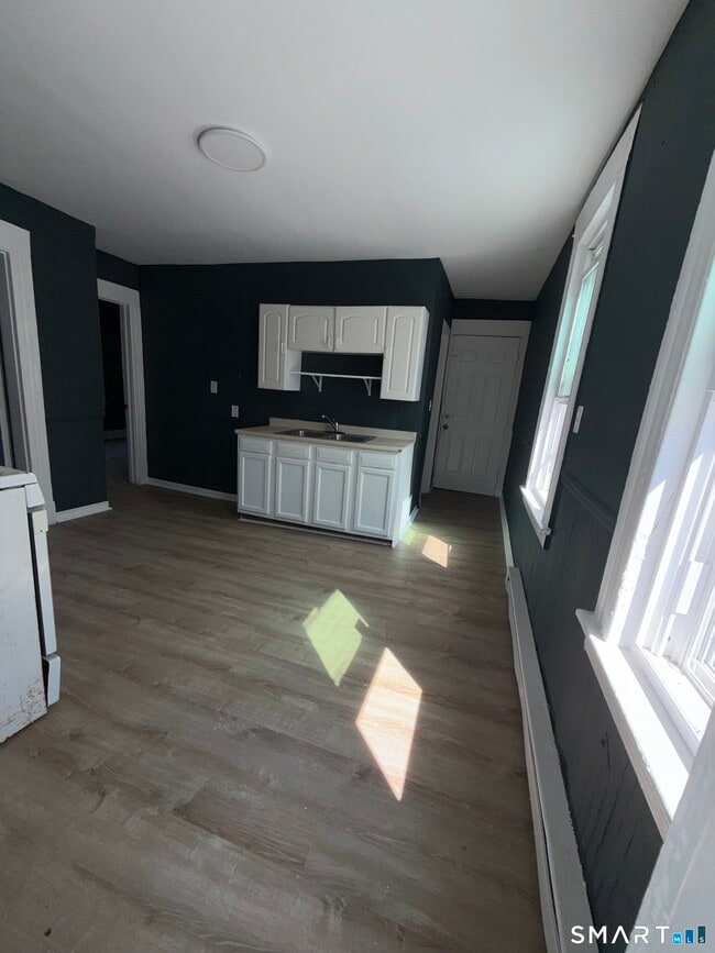 Building Photo - 69 Lounsbury St