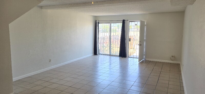 Foto principal - 25180 W 5th St