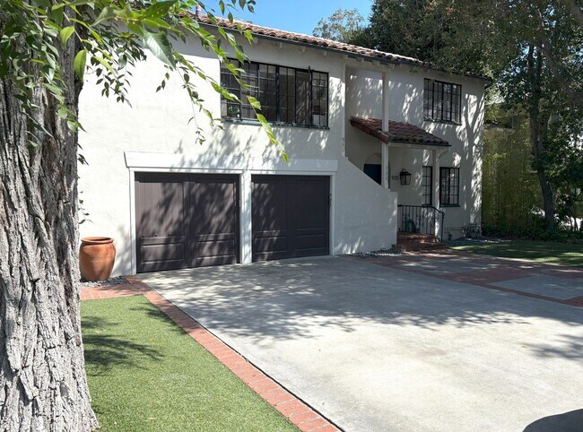 Building Photo - Beautifully Updated 2BR/2BA – Yard & Garage