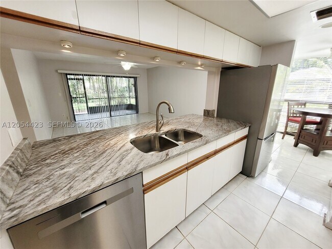 Foto del edificio - 7523 Greenlake Dr