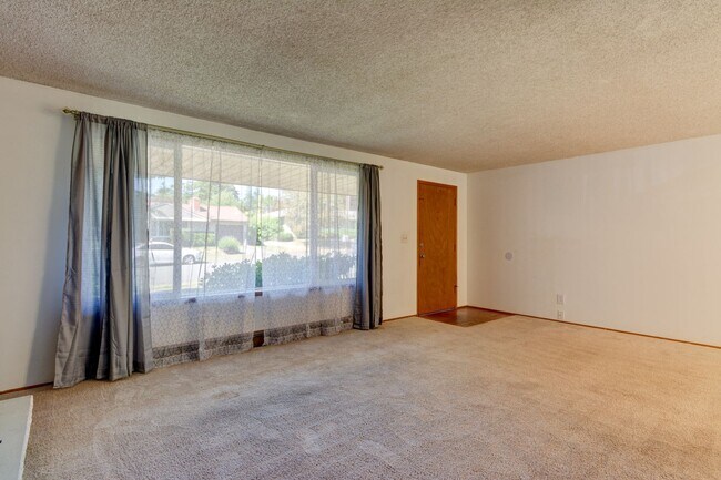 Foto del edificio - Charming 3 Bedroom Home with Bonus Room, Fireplace & Private Yard in Oak Harbor