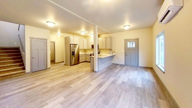 Foto del edificio - Newer 7 Bedroom 3 Bath unit!!!